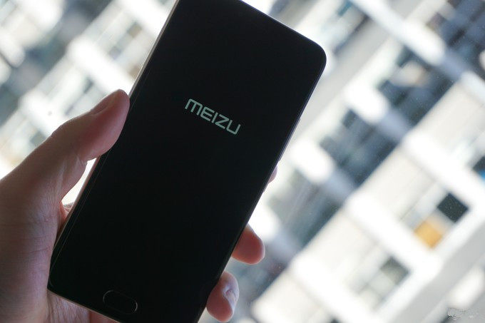 同时,在曲面玻璃上还加入了炫光条纹,使魅蓝x能够在不同光线下展现不