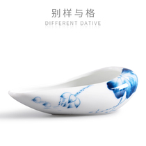 Different and elegant lotus pond Qingqu hand-painted tea lotus blue and white ceramic tea spoon Teaspoon Tea Gongfu tea Tao spare parts
