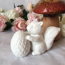 Minima Nordic American Countryside Home Sitcom Decoration Ceramic Seasoned Bottle Pepper Bottle Squirrel Hug Pine Fruit Pendulum