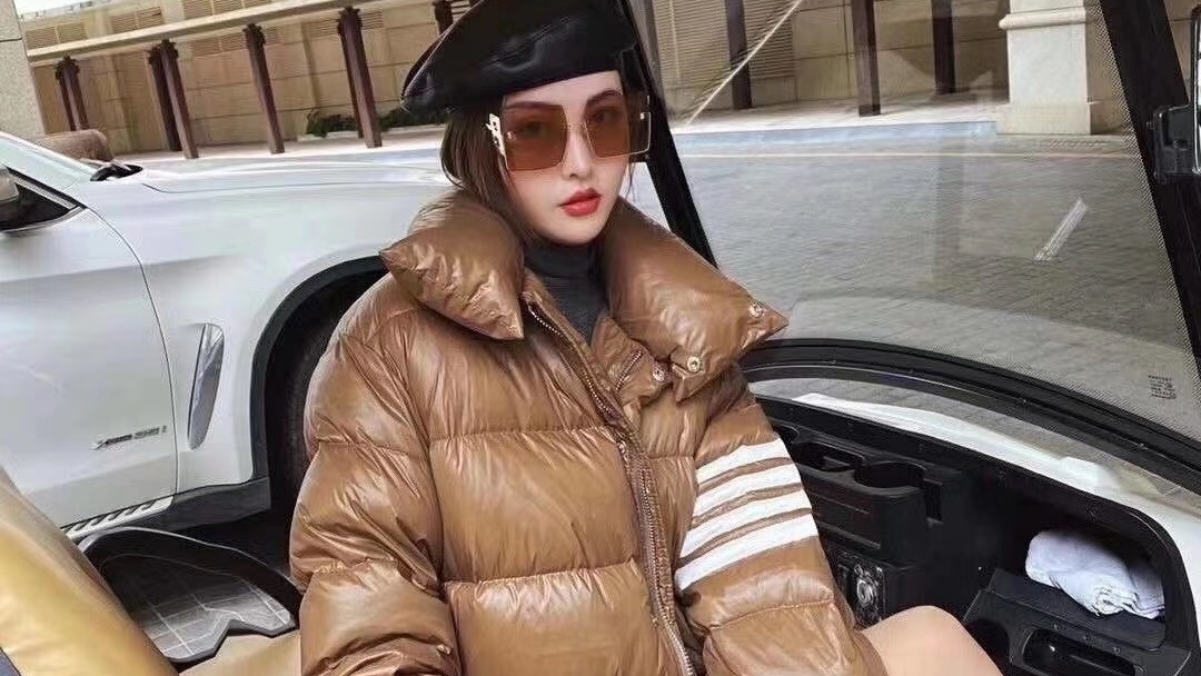 白鸭绒短款羽绒服,简单穿搭气质取胜