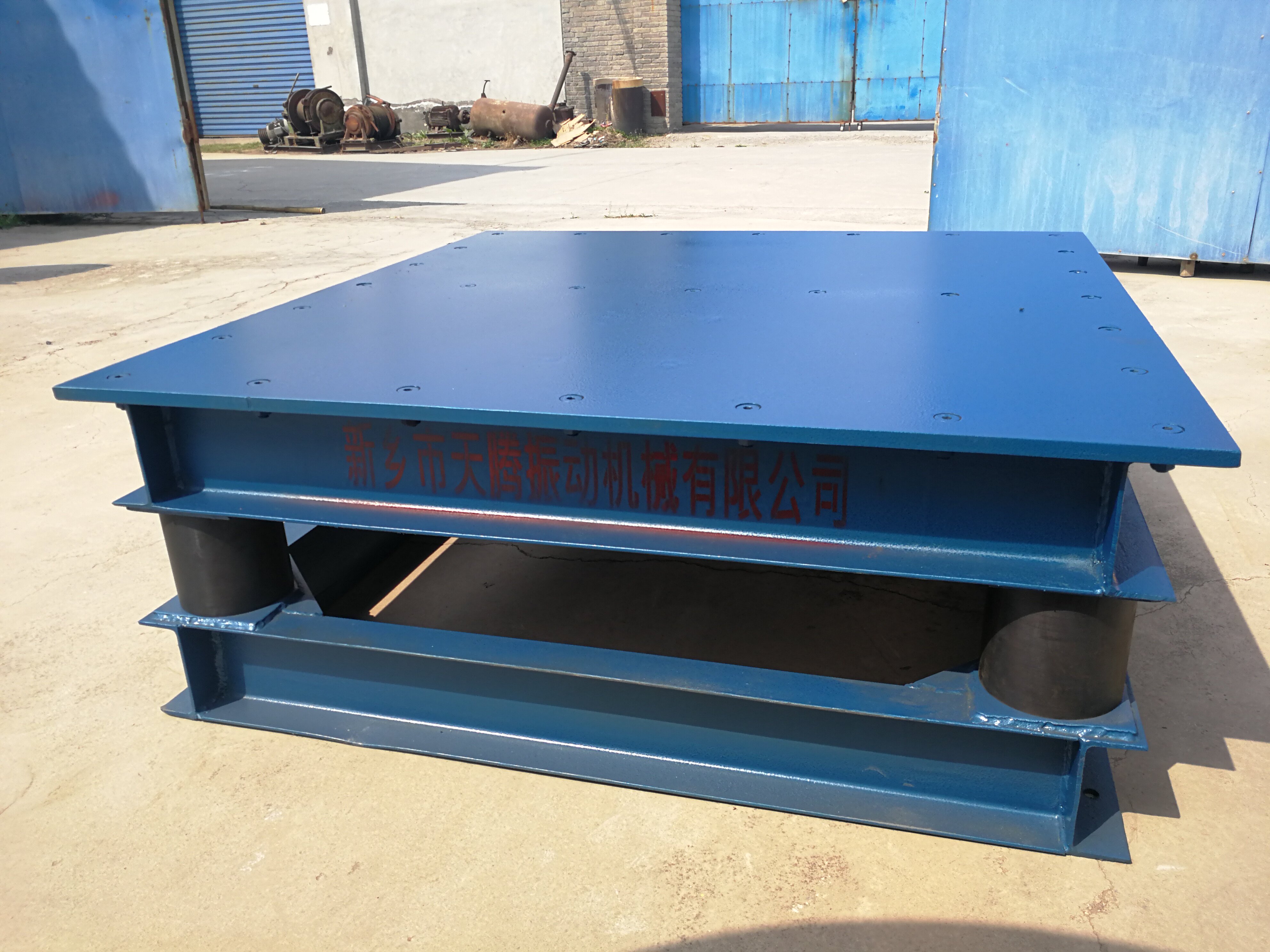 井盖振动工作台 路沿石振实台 漏粪板震动台 水泥振实台_机械_机械网