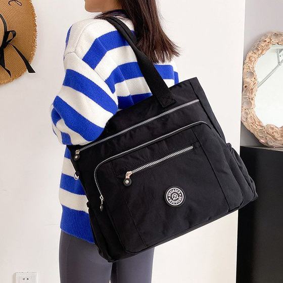 Cross-border hot 2025 autumn new zipper single size zipper dark bag sewing shoulder bag solid color youth
Cross-border hot 2025 autumn new zipper single size zipper dark bag sewing shoulder bag solid color youth