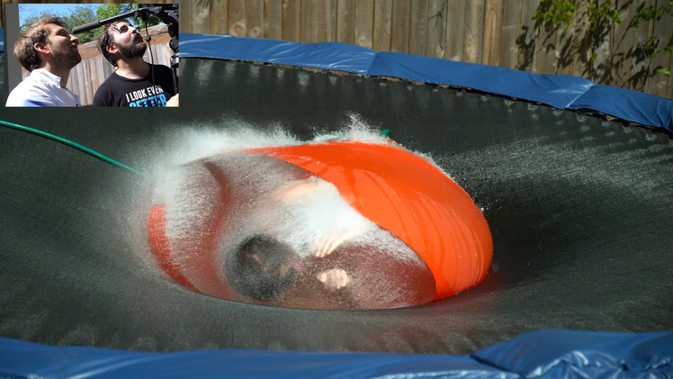 他塞进超大水球并拍下爆破瞬间