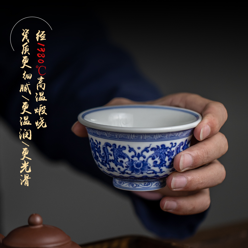 Blue and white pure manual master cup yongle bound lotus flower peony pressure hand cup single CPU jingdezhen kung fu tea bowl