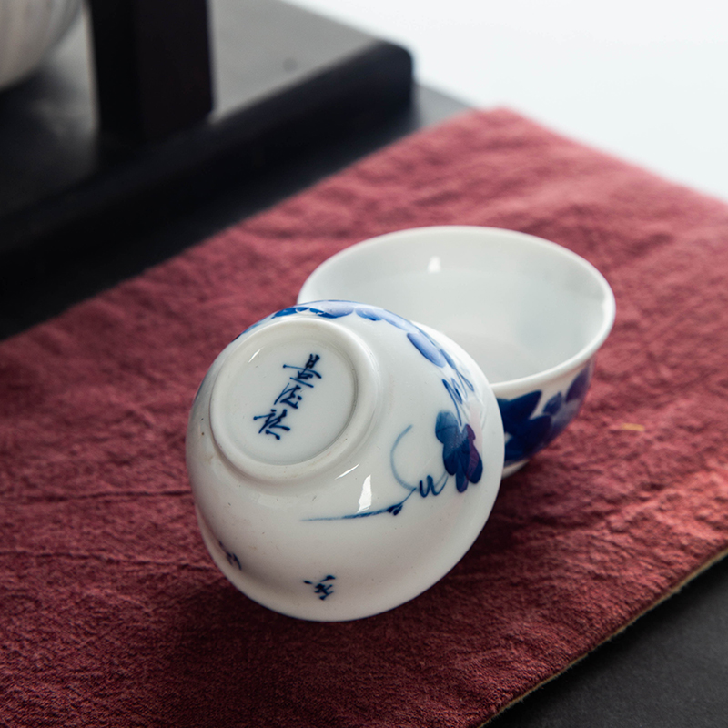 Blue and white sample tea cup kung fu tea set of jingdezhen ceramics single CPU master cup hand - made grapes under a single glaze color tea cups