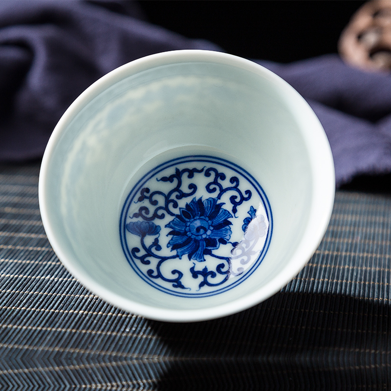 Jingdezhen ceramic masters cup all hand personal of blue and white porcelain cup kung fu small cup bowl hand - made sample tea cup