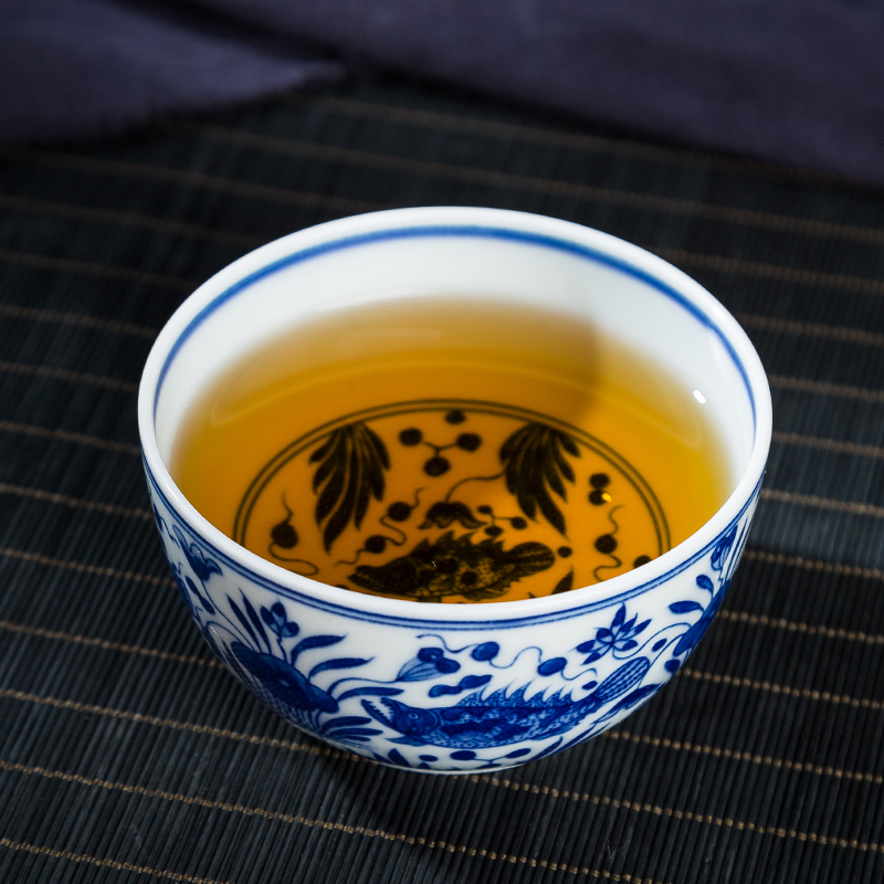 Folk artists hand - made fish algae grain kung fu master of blue and white porcelain cup single CPU jingdezhen ceramic large tea cups