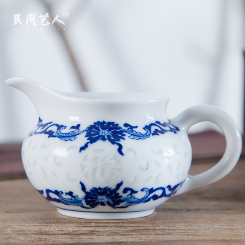 Jingdezhen ceramic blue and white and exquisite manual hand - made fair keller kung fu tea tea tea ware fair cup