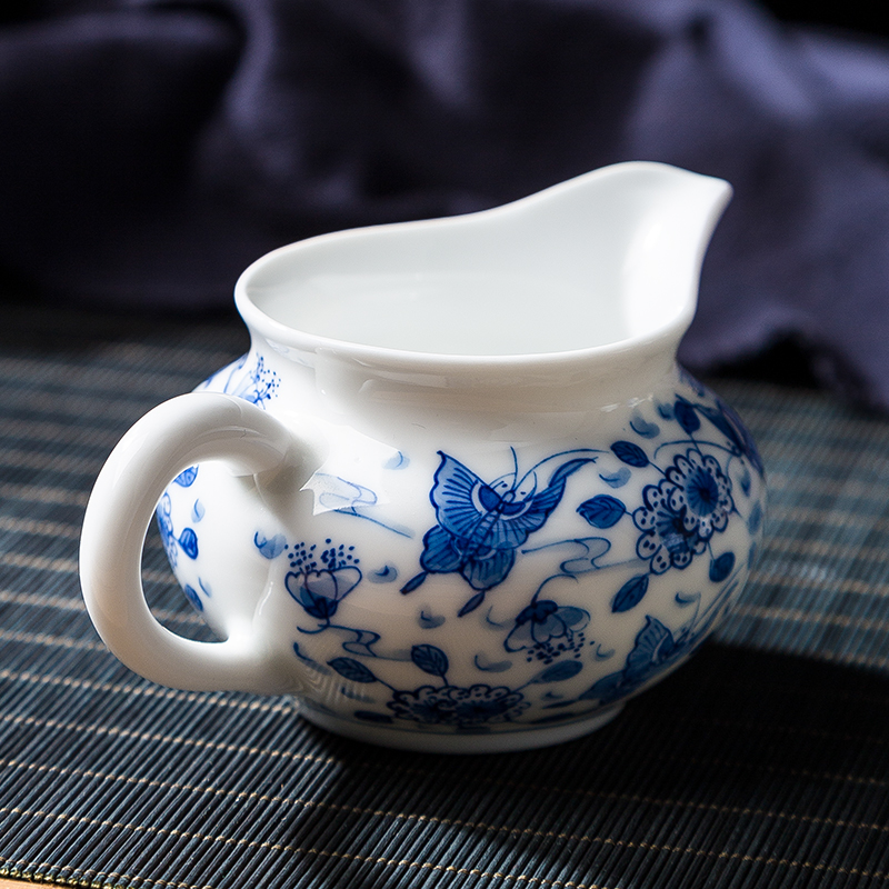 Jingdezhen ceramic hand - made flowers and a cup of blue and white disc love points pours tea tea ware kung fu tea accessories and glass