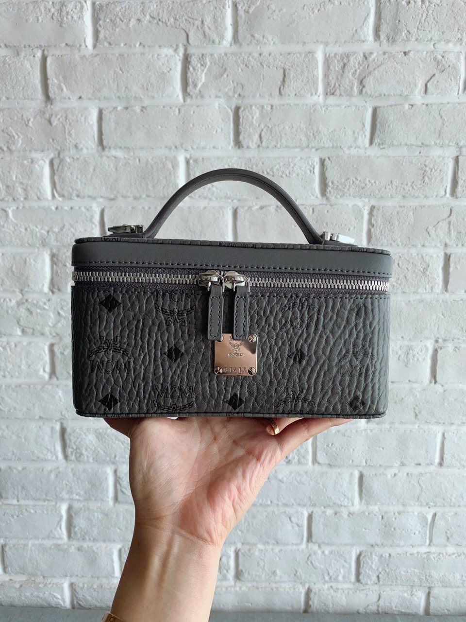 mcm经典印花logo斜挎盒子包