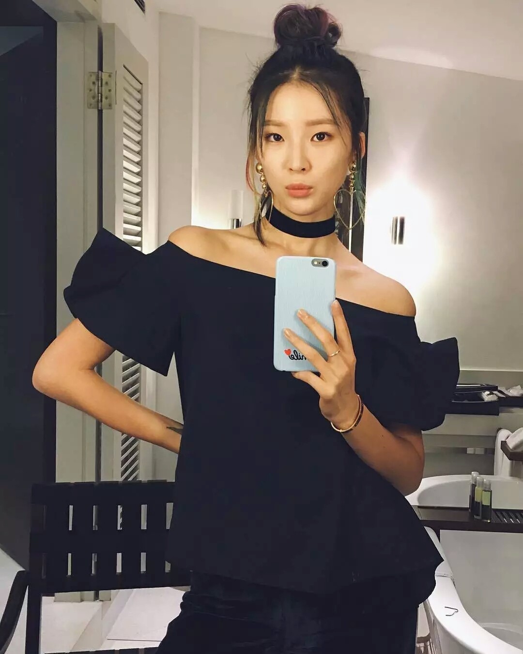 时尚博主irene kim一身黑色露肩装再配上这对桃心小可爱,性感又减龄