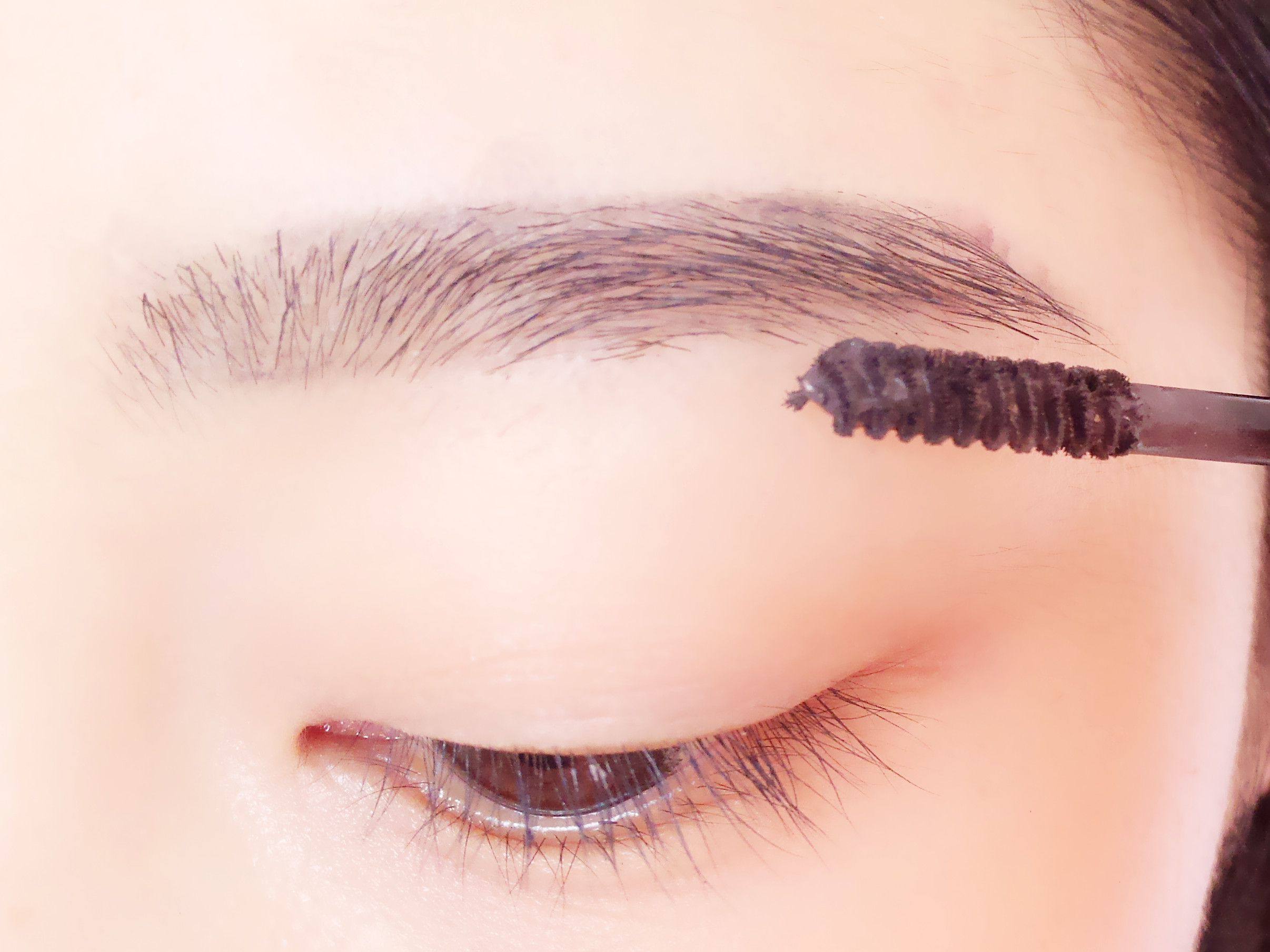 眉毛是凸显眼睛轮廓很重要的点,除非你有一个厚重的遮眉一刘海