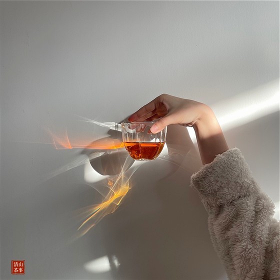 Qingshan tea is clearly known as hand glass fair cup different device type Qingshan tea is clearly known as hand glass fair cup different device type