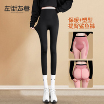 Shark Pants Woman outside wearing winter plus velvet thickened close-up underpants slim leg strong pressure yoga Barbie tight body warm cotton pants
