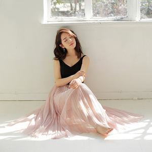 裸粉色高腰百褶裙