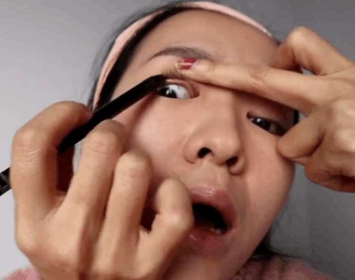 但日常化妆可不是这样的,面目狰狞,尤其画眼线的时候,那表情真的是