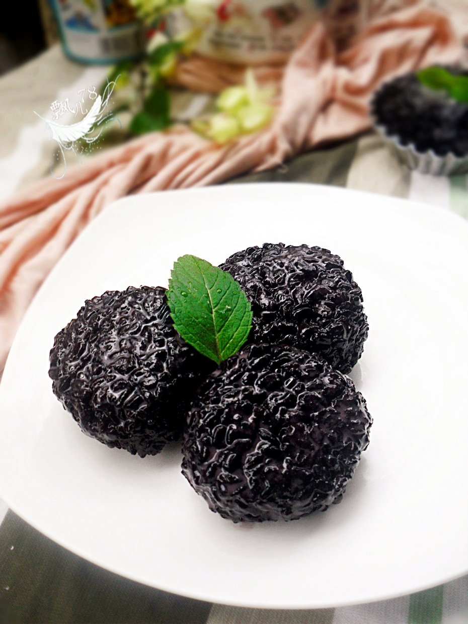 黑米用清水洗五次左右,然后用清水泡五小时或以上 2.