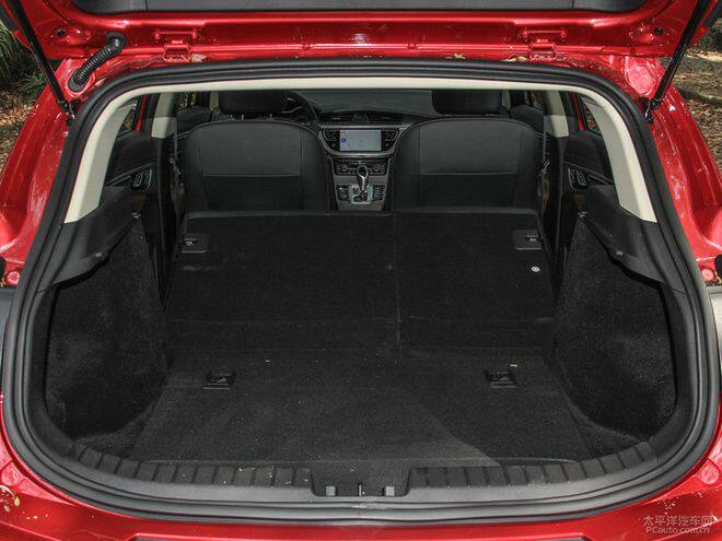帝豪gs的储物空间表现也是相当出色,后备厢容积最大可拓展到1042l