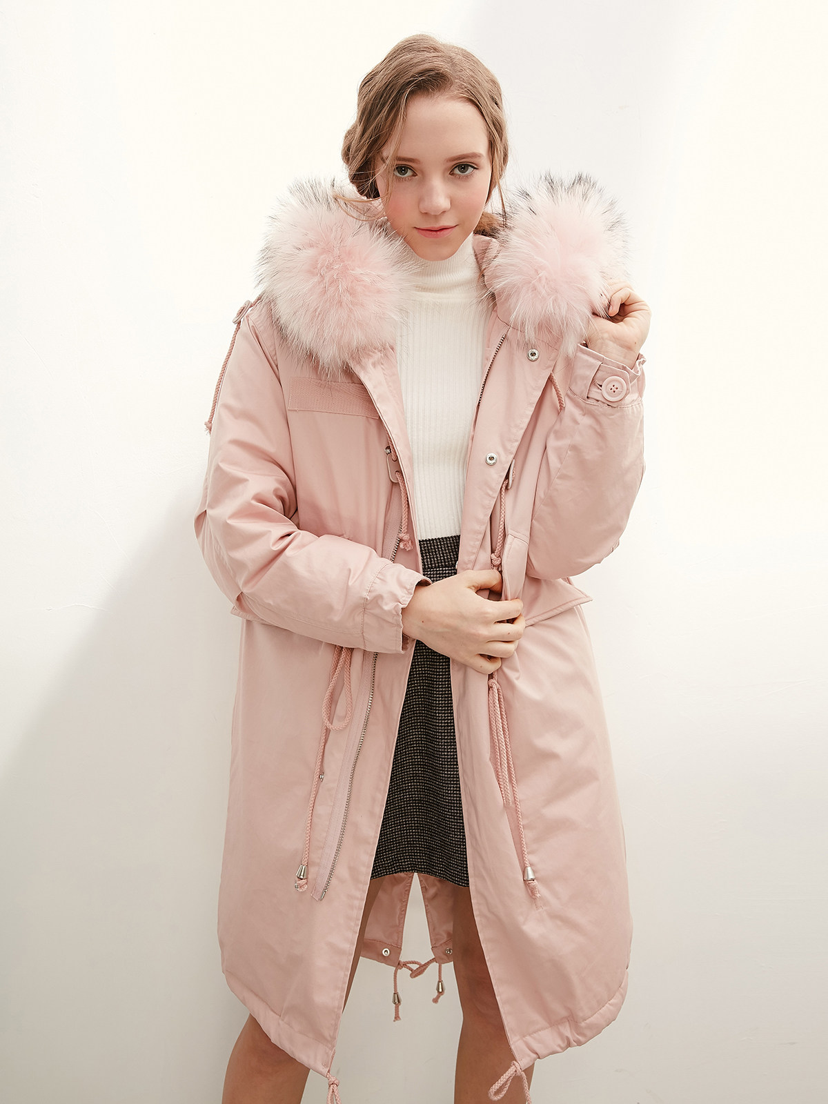 经典的工装派克大衣款,过膝的长度才是严冬最安全的防护