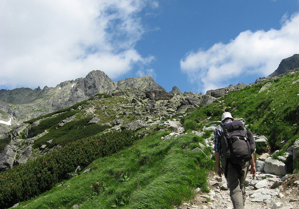 登山可不像我们平常找个风景优美的地方去旅游,游玩.