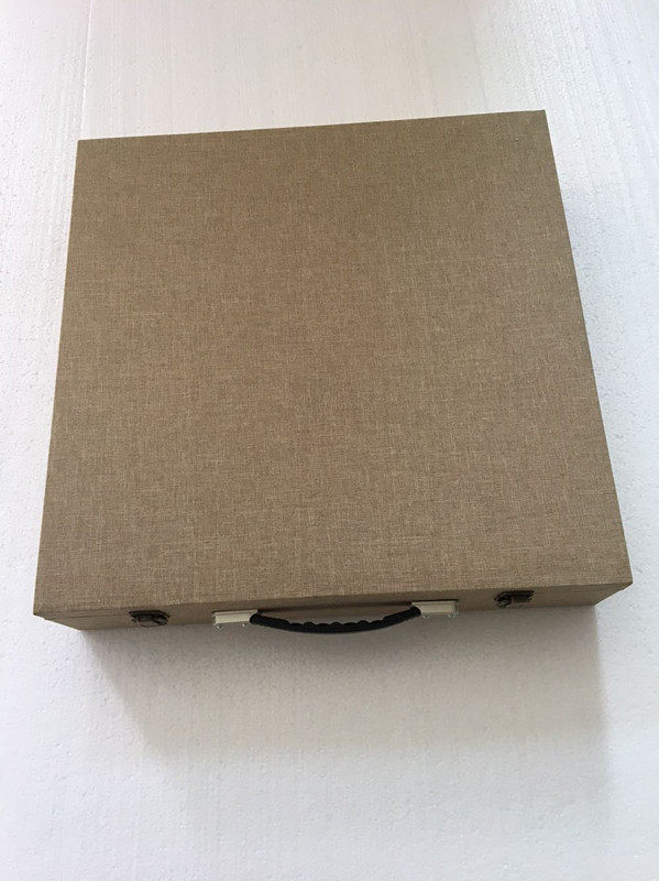 50公分的锦盒颜色为卡其色