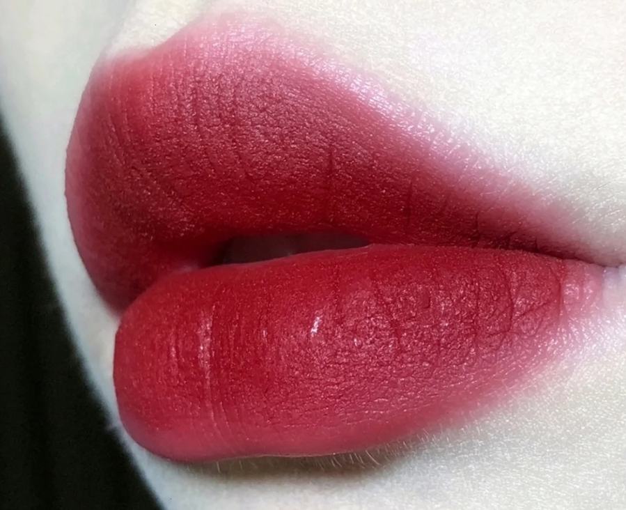 莓果色真的是黄皮女孩最应该入手的颜色之一了,颜色