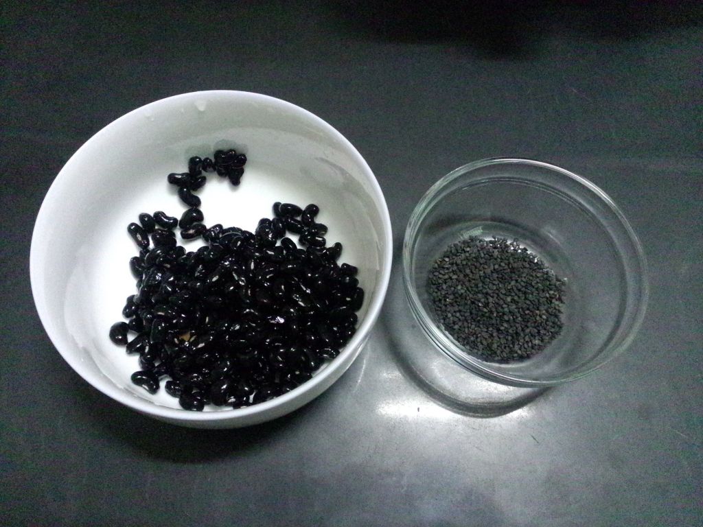 每晚睡前,吃一小把炒熟的黑豆和一小勺黑芝麻,有米粉,生发的效果乌发一天几顿图片
