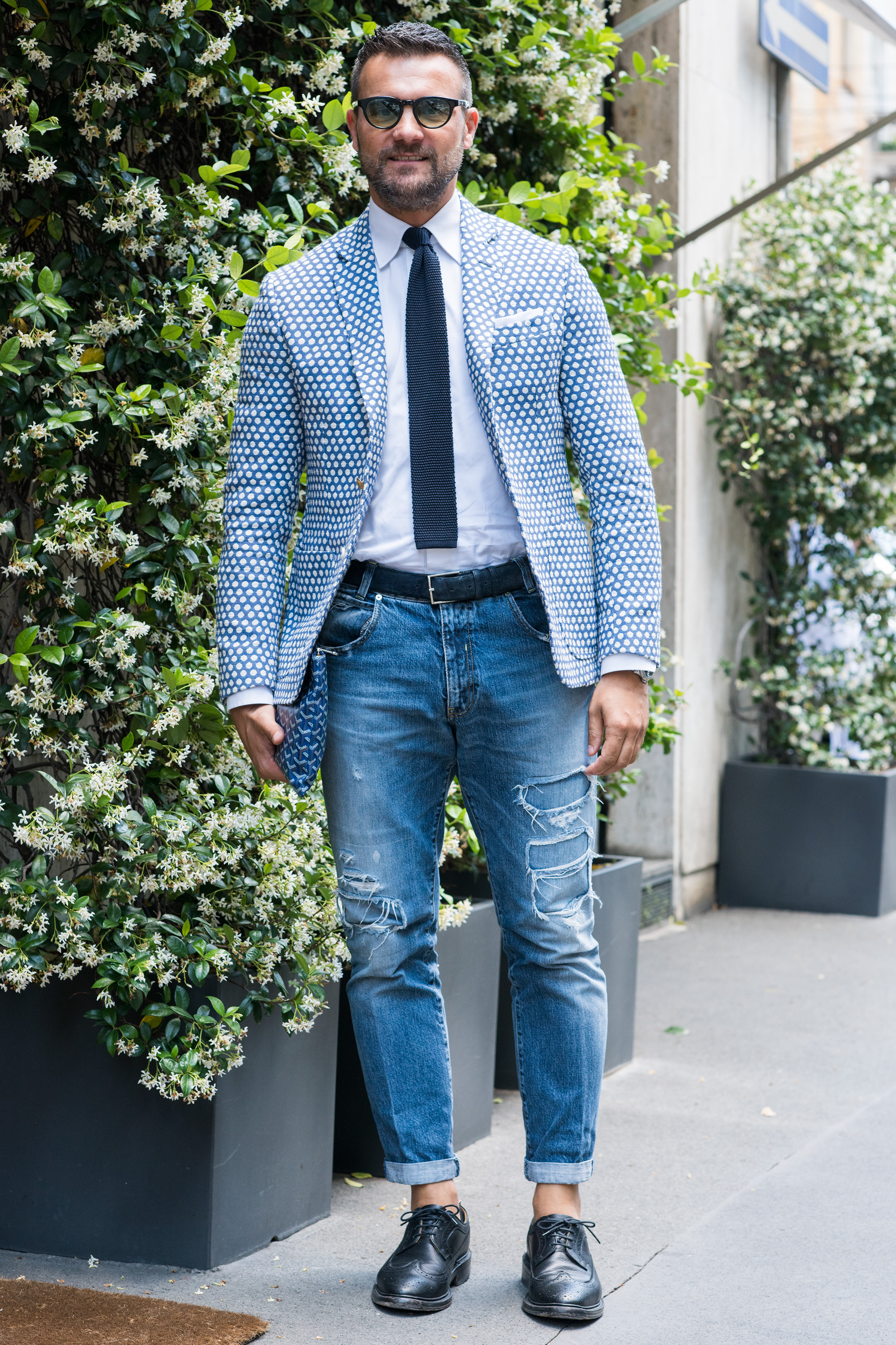 休闲裤版型修身硬挺,穿着舒适,是西装混搭中最喜闻乐