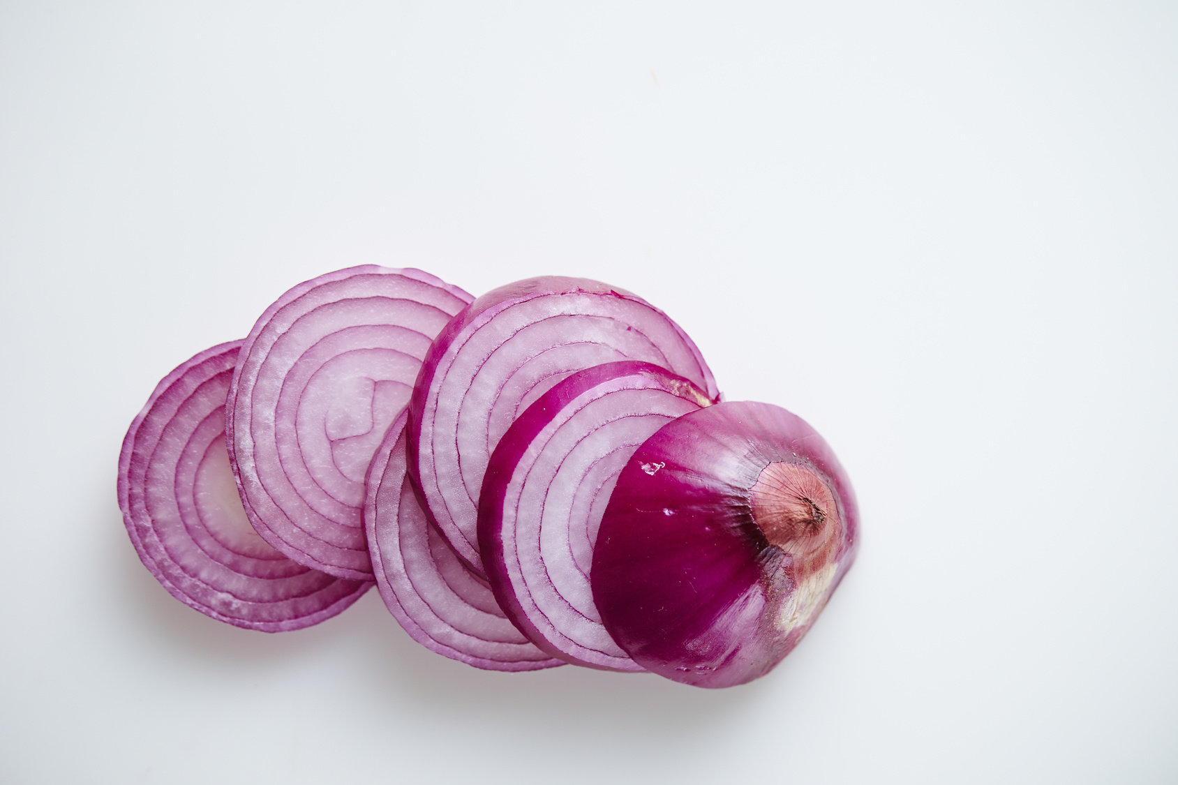 洋葱虽然不是主食,但是我们炒菜经常要用到它,洋葱富含钾,维生素及