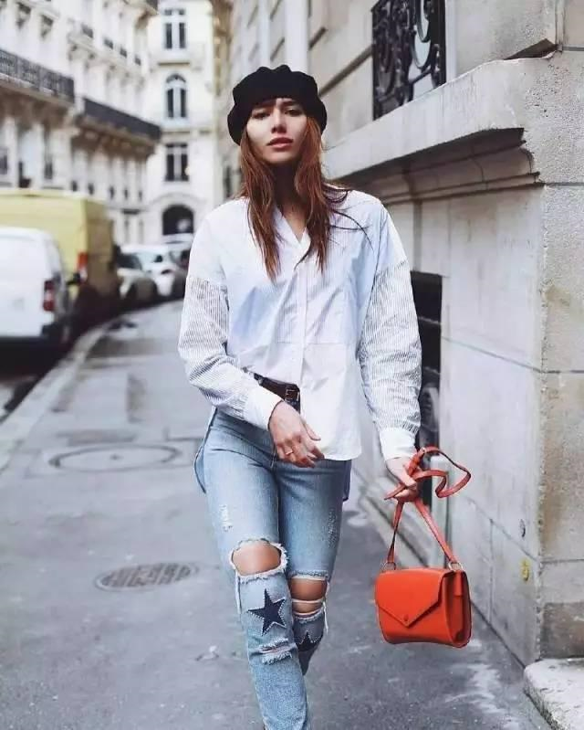 超流行的衬衫单扎法,这样的穿法比将衬衫全扎进裤腰要有趣的多,而且也