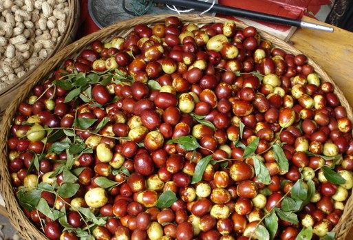 鲜枣虽好但也不能一次性吃得太多,那样会给肠胃造成负担,日日吃,每次