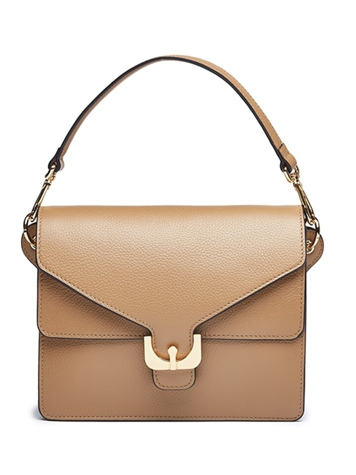 细腻,光泽莹润,精致的锁扣的设计融入随性不羁的时髦,经典风琴褶设计