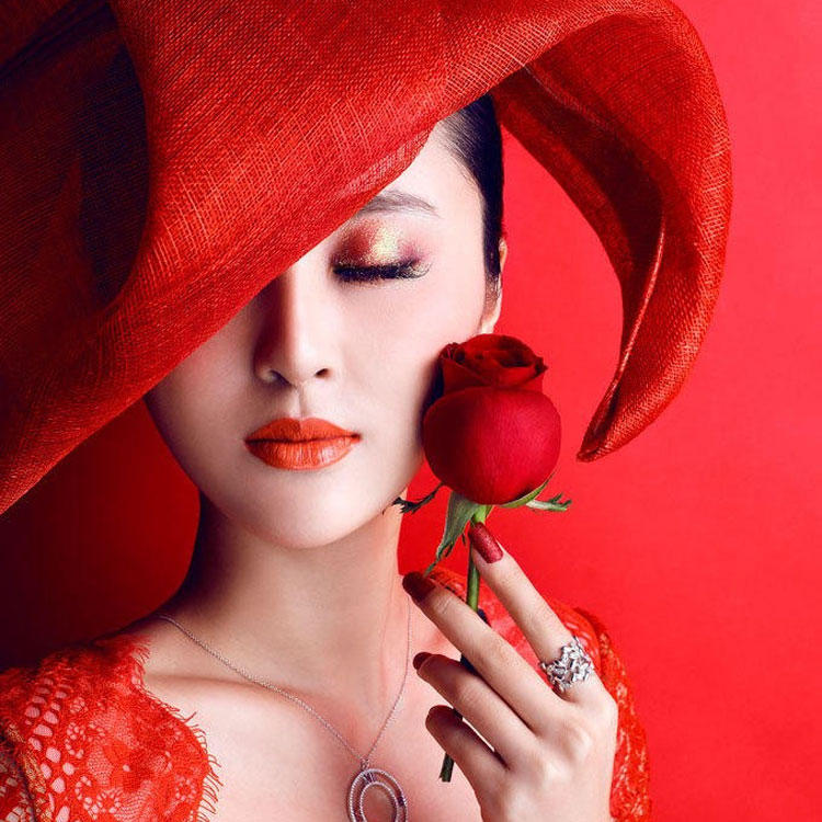 2017年的流行重点正是红色系妆容.