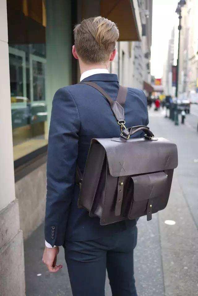 西装配双肩包,潮流搭配很in