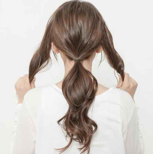 步骤一,分出两边的头发,简单扎上