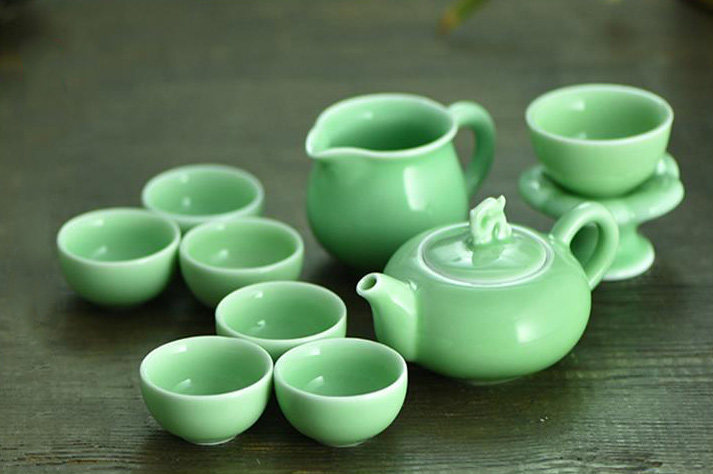 青瓷茶具色泽纯正,透明发光,用来冲泡绿茶,更有益汤色之美.