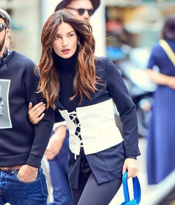 时尚达人示范腰封的外穿搭配.