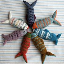 Year after year with fish jacquard small fish Mknit stick wool braided doll figure decontextulated text tutorial Chinese version