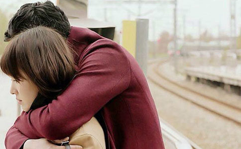 特别是自己的女友,肯定是会有一种占有的潜意思,所以这个背后的拥抱是