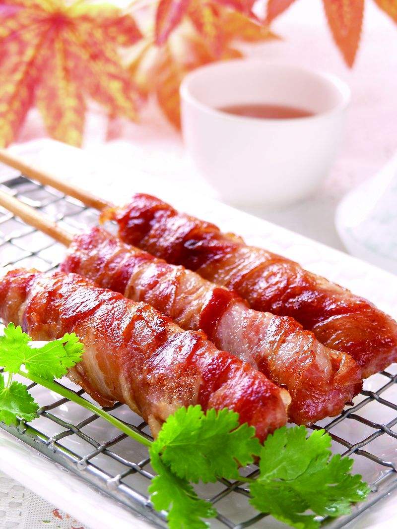 因为香肠本身在制作的时候就已经添加了佐料的,只要熟了就可以吃.