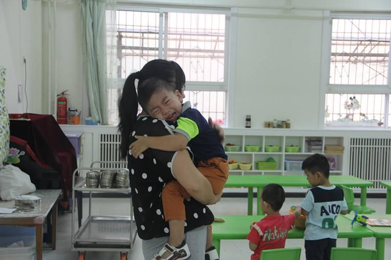 孩子上幼儿园哭闹,家长要不要哄好了再走