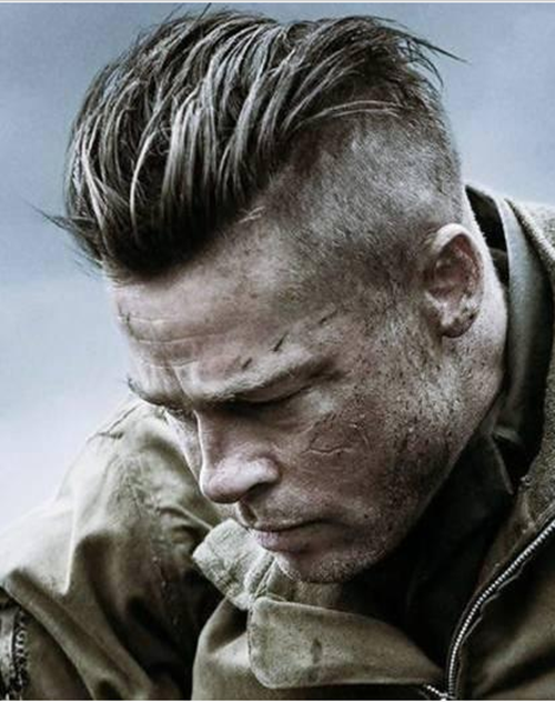 undercut拥有无数种变化,这一种将周围都剃光,只留上方长发并梳成油头