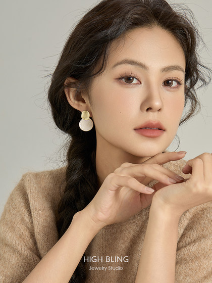 홍콩 스타일의 틈새 레트로 기질 브러시 브러시 기하학적 귀걸이 둥근 귀걸이 여성 모기 코일 디스크 이어 라이트 럭셔리를위한 귀 피어싱 홍콩 스타일의 틈새 레트로 기질 브러시 브러시 기하학적 귀걸이 둥근 귀걸이 여성 모기 코일 디스크 이어 라이트 럭셔리를위한 귀 피어싱