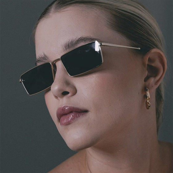 European and American style narrow frame sunglasses for women, small metal frame high-end sense old Qianfeng minimalist sunglasses anti-ultraviolet sun shading
European and American style narrow frame sunglasses for women, small metal frame high-end sense old Qianfeng minimalist sunglasses anti-ultraviolet sun shading