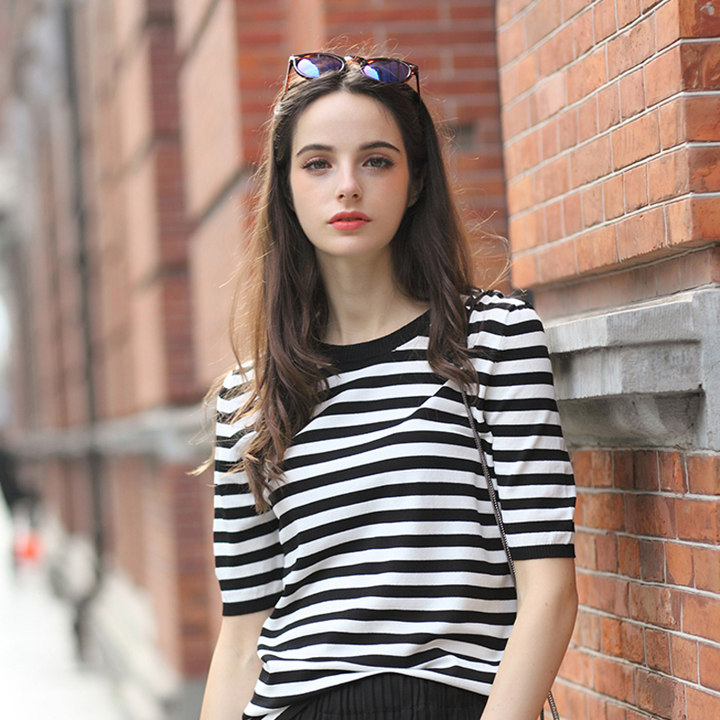 可是过于随意的搭配会显得很路人,怎样选择一件最普通的条纹衫并且最