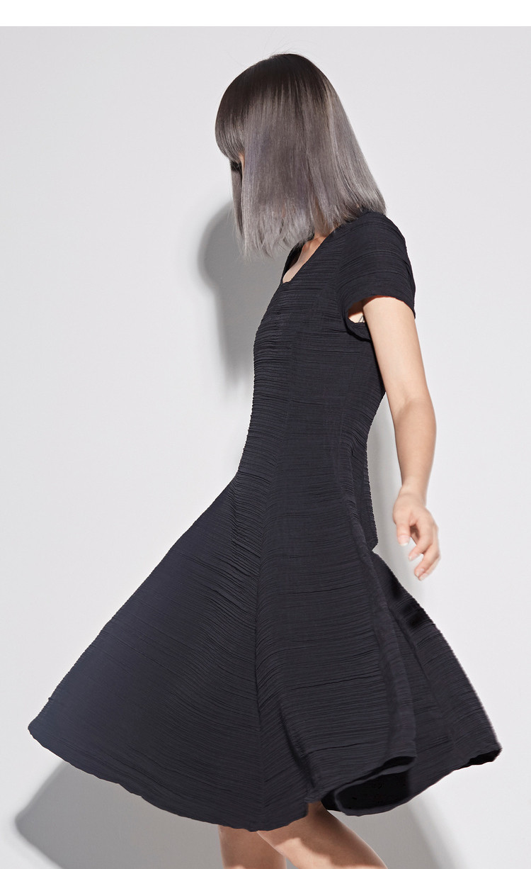 sdeer圣迪奥肌理感素黑圆领大摆短袖连衣裙s18281280