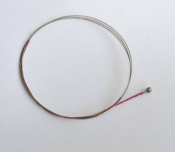 选用进口钢琴丝精工而成.