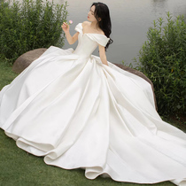 High - end French satin - face shoulder simple wedding veil 2023 new bride long tail high - tail dress woman