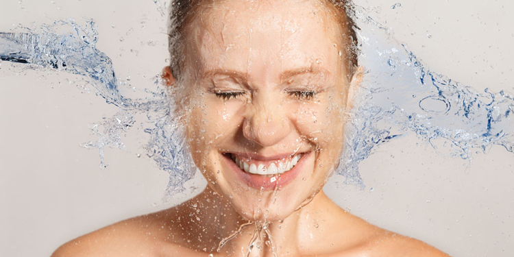 水光三部曲的最基本款就是以补水出名,它自带有洗面奶,精华然后在敷上