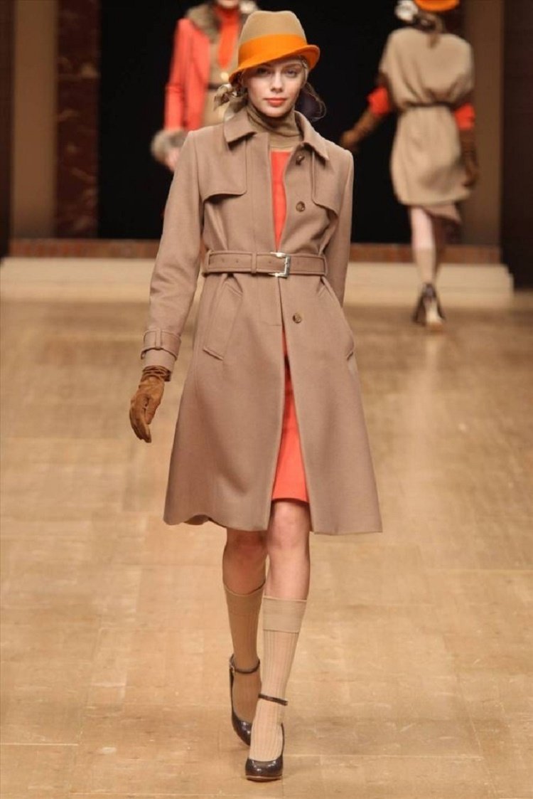 x型大衣简答来说就是腰部有比较明显的收腰设计的大衣.